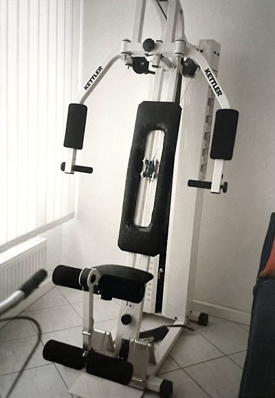 Therapieeinrichtung eingebaut in Fitnessgerät